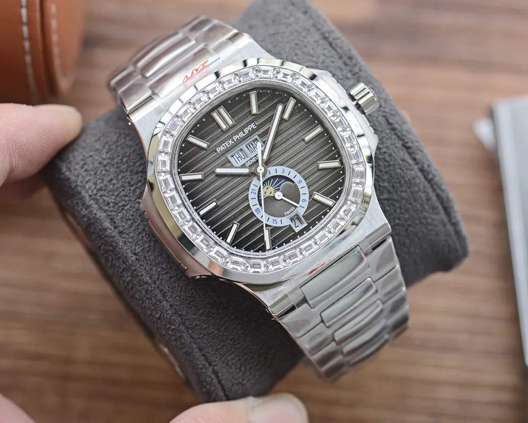 【Top replica】💰2400! Patek Philippe Sporty Elegance Series 5726/1A-014 1. The structure of the case is the same as the original one. The hole on the case is beveled. When the screw is screwed in, it will move downward to tighten the front cover. The three-layer waterproof ring screw-in crown makes the case super waterproof. 2. The replica movement in the 3.0 era is modified to Cal.324 S QA LU 24 H movement 3. The steel strap has good texture, can be bent flexibly, and is comfortable to wear. It does not have the bending range of some versions on the market that is not enough to wear on small wrists, and the strap cannot be bent. The buckle is made of spring steel and has good elasticity. 4. Functions include three-hand time display, month and week calendar display, and moon phase 24h display. The functions are real and usable. The quick adjustment position of the month and week is different from other versions on the market and remains consistent with the original.